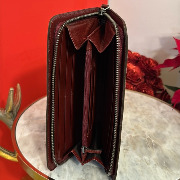Gucci Beige Monogram Long Zipper bifold wallet in good condition - Picture 6 of 16
